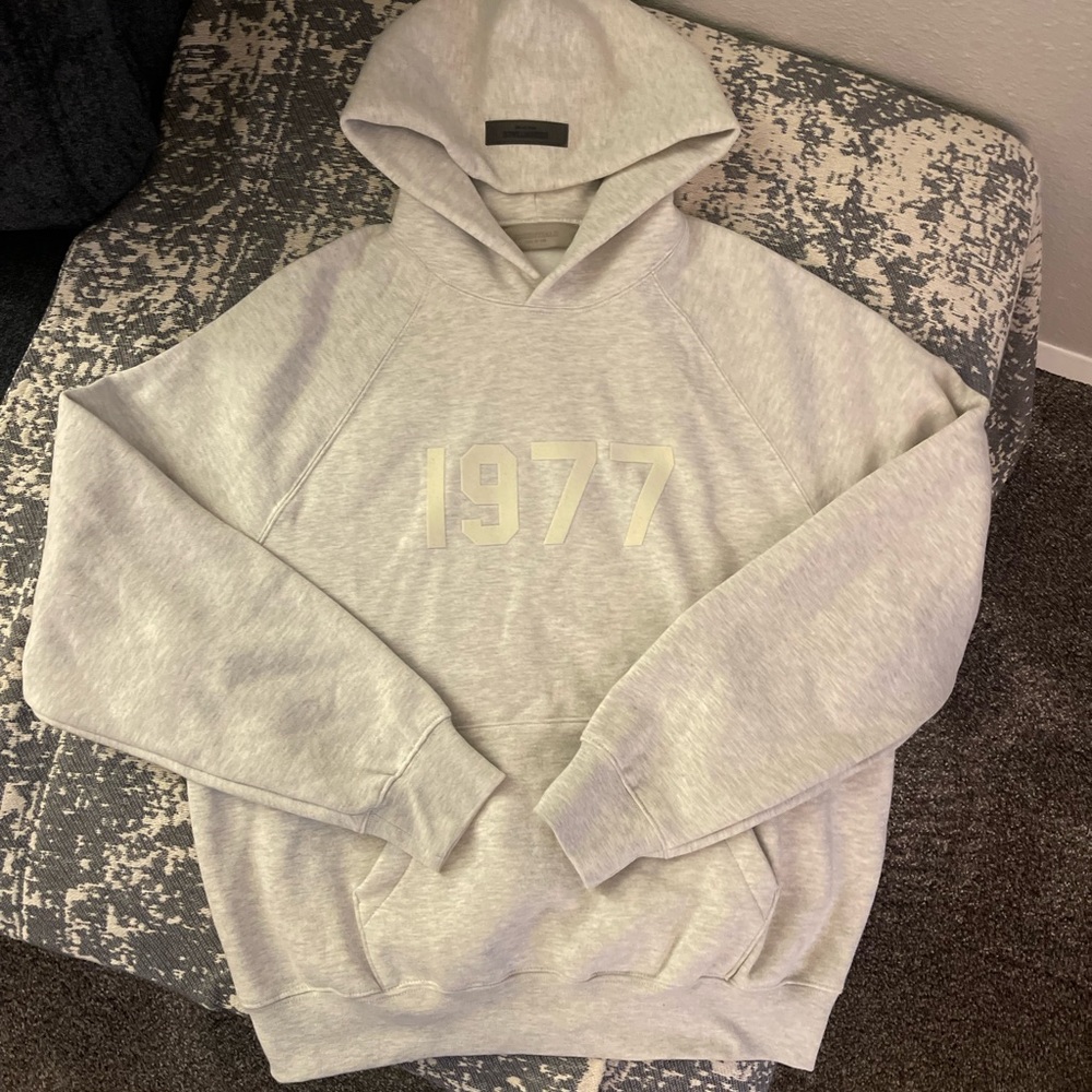 Fear of God ESSENTIALS
Off-White 1977 Hoodie
Size XS
Color Light Oatmeal